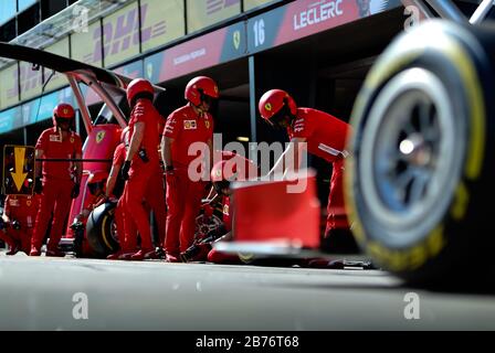 L'écurie Ferrari répète un changement de pneu de piste de fosse avant le Grand Prix de Formule 1 d'Australie Banque D'Images