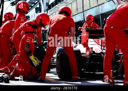 L'écurie Ferrari répète un changement de pneu de piste de fosse avant le Grand Prix de Formule 1 d'Australie Banque D'Images