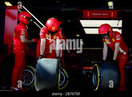 L'écurie Ferrari répète un changement de pneu de piste de fosse avant le Grand Prix de Formule 1 d'Australie Banque D'Images