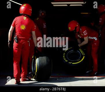 L'écurie Ferrari répète un changement de pneu de piste de fosse avant le Grand Prix de Formule 1 d'Australie Banque D'Images
