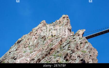 En regardant une petite partie du pont Royal gorge dans le Colorado et une montagne sur laquelle il se trouve face à un ciel bleu vif. Banque D'Images