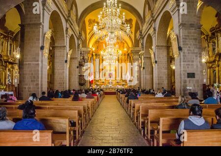 Cusco, Pérou; 22 janvier 2017: Intérieur du couvent de la Merced avec chandeliers, chaire et autel à Cusco, Pérou Banque D'Images