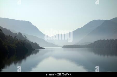 Llyn Padarn et le Llanberis Pass, Pays de Galles, Royaume-Uni. Llyn Padarn est un lac formé par des glacis et est un exemple d'un lac moraine. Il mesure environ 3,2 kilomètres de long et 29 mètres de profondeur et est l'un des plus grands lacs naturels du pays de Galles. Au loin se trouve le Col de Llanberis, délimité par les montagnes de Glyderau (à gauche) et le massif de Snowdon (à droite). Banque D'Images