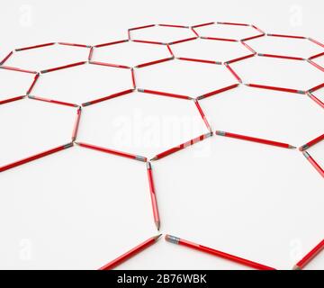Crayons de graphite représentant la formation hexagonale d'un réseau d'atomes de graphène Banque D'Images