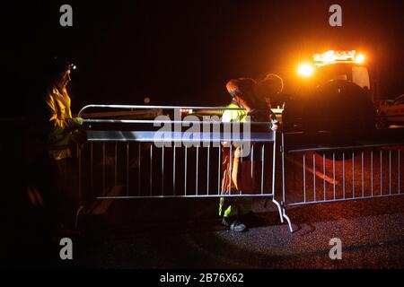 Petrovice, République Tchèque. 13 mars 2020. Les employés de la société tchèque d'entretien des autoroutes ont fait obstacle à la jonction Petrovice de l'autoroute D8 Dresden - Prague. La République tchèque ferme ses frontières en grande partie aux étrangers de plusieurs pays européens. Entre autres, les citoyens d'Allemagne, d'Italie, de France et d'Autriche qui n'ont pas de résidence permanente dans l'État membre de l'UE sont affectés. Crédit: Sebastian Kahnert/Dpa-Zentralbild/Dpa/Alay Live News Banque D'Images