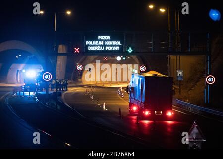 Petrovice, République Tchèque. 13 mars 2020. Les policiers se trouvent devant un tunnel sur l'autoroute D8 Dresden - Prague. La République tchèque ferme en grande partie ses frontières aux étrangers de plusieurs pays européens. Entre autres, les citoyens d'Allemagne, d'Italie, de France et d'Autriche qui n'ont pas de résidence permanente dans l'État membre de l'UE sont affectés. Crédit: Sebastian Kahnert/Dpa-Zentralbild/Dpa/Alay Live News Banque D'Images