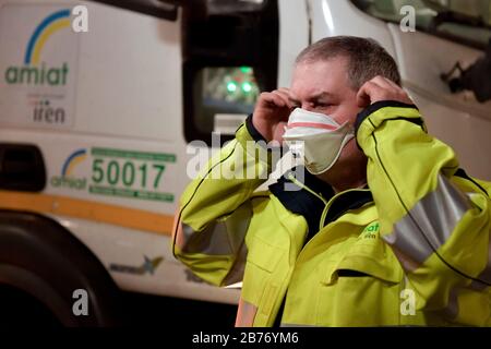 Turin, Italie. 13 mars 2020. Turin, ITALIE - 13 mars 2020: Un opérateur d'Amiat (Multiservice Environmental Hygiene Company Turin) porte un masque respiratoire avant de désinfecter les rues. Le gouvernement italien a imposé des restrictions sans précédent pour mettre fin à la propagation de l'épidémie de coronavirus COVID-19. (Photo De Nicolò Campo/Sipa Usa) Crédit: Sipa Usa/Alay Live News Banque D'Images