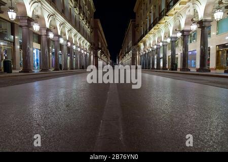 Turin, Italie. 13 mars 2020. Turin, ITALIE - 13 mars 2020: La vue générale montre presque déserté via Roma. Le gouvernement italien met tout le pays en position de verrouillage alors que l'Italie lutte contre l'épidémie de coronavirus de COVID-19. Entre autres mesures, les mouvements de personnes ne sont autorisés que pour le travail, l'achat de biens essentiels et pour des raisons de santé. (Photo De Nicolò Campo/Sipa Usa) Crédit: Sipa Usa/Alay Live News Banque D'Images