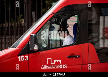 Grenade, Espagne. 13 mars 2020. Un chauffeur de bus de l'Alhambra porte un masque facial comme mesure préventive contre le virus corona à Grenade.le gouvernement espagnol a déclaré l'état d'urgence pour les 15 prochains jours pour mieux combattre le coronavirus. Il comprend des restrictions sur les déplacements et la fermeture des restaurants et des bars. L'Espagne a le deuxième plus grand nombre de cas en Europe après l'Italie avec 4 231 infections et 123 décès. Crédit: Sopa Images Limited/Alay Live News Banque D'Images