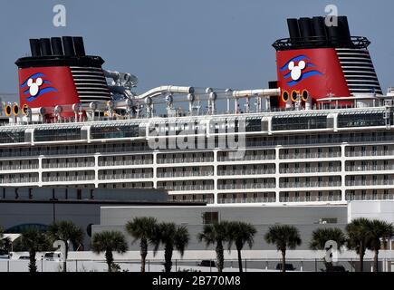 Port Canaveral, États-Unis. 13 mars 2020. Le bateau de croisière Disney Dream se prépare à partir de Port Canaveral en Floride la veille de la suspension des opérations de la ligne de croisière pour tous les nouveaux départs à compter du 14 mars en réponse à l'éclosion de coronavirus (COVID-19). Crédit: Sopa Images Limited/Alay Live News Banque D'Images