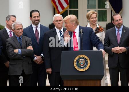 Washington DC, États-Unis. 13 mars 2020. Le président des États-Unis Donald J. Trump a chuté devant Anthony Fauci, directeur de l'Institut national des allergies et des maladies infectieuses, après qu'un journaliste ait mal prononcé son nom lors d'une conférence de presse à Rose Garden à la Maison Blanche à Washington, DC, États-Unis, le vendredi 13 mars 2020. Trump a annoncé qu'il allait déclarer une urgence nationale en réponse au Coronavirus. Crédit: Stefani Reynolds/CNP /MediaPunch crédit: MediaPunch Inc/Alay Live News Banque D'Images