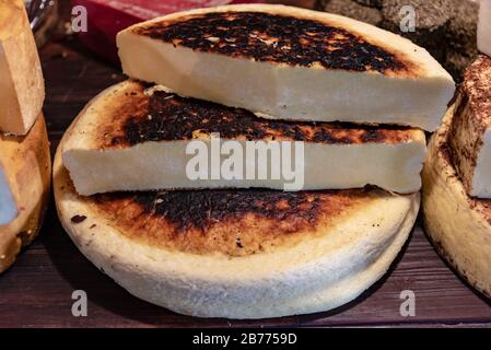 Différents types de fromages sur une planche en bois à vendre Banque D'Images