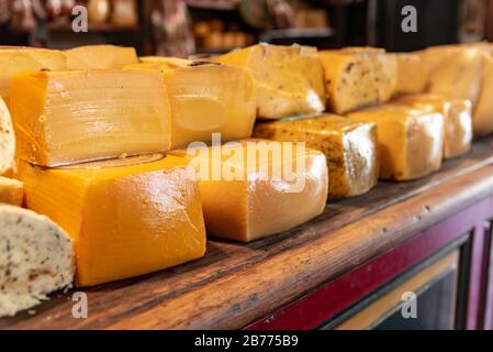 Différents types de fromages sur une planche en bois à vendre Banque D'Images