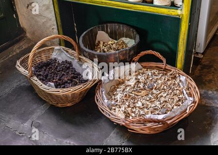 Paniers avec aliments secs à l'intérieur comme tomates séchées, champignons, raisins secs et racines Banque D'Images