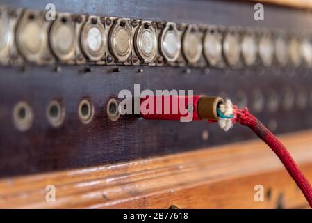 Ancien commutateur téléphonique utilisé dans les centrales électriques pour effectuer des communications - concept du passage du temps et de la progression de la technologie Banque D'Images