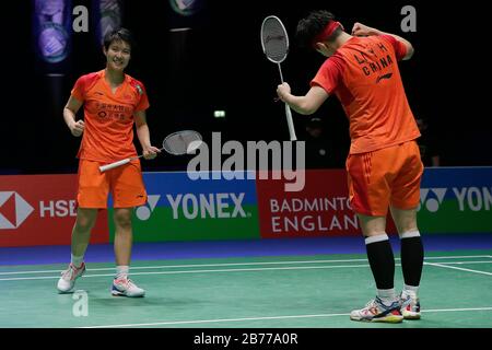 Birmingham. 13 mars 2020. La Chine du Yue (L) et Li Yinhui célèbrent la victoire du double match de quart-finale des femmes avec le Japon Mayu Matsumoto/Wakana Nagahara à Toute l'Angleterre Badminton 2020 à Birmingham, Grande-Bretagne, le 13 mars 2020. Crédit: Tim Irlande/Xinhua/Alay Live News Banque D'Images