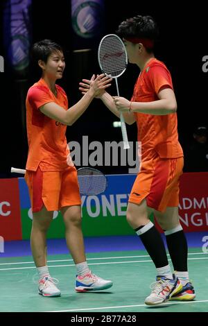 Birmingham. 13 mars 2020. La Chine du Yue (L) et Li Yinhui célèbrent la victoire du double match de quart-finale des femmes avec le Japon Mayu Matsumoto/Wakana Nagahara à Toute l'Angleterre Badminton 2020 à Birmingham, Grande-Bretagne, le 13 mars 2020. Crédit: Tim Irlande/Xinhua/Alay Live News Banque D'Images