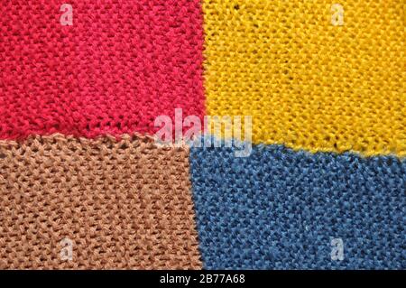 Texture fibreuse du tissu de laine. Jaune, bleu, marron et rouge. Texture d'arrière-plan Banque D'Images