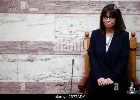 (200314) -- BEIJING, le 14 mars 2020 (Xinhua) -- le Président de la République hellénique Katerina Sakellopoulou est vu lors de la cérémonie d'assermentation au Parlement grec à Athènes, Grèce, le 13 mars 2020. (Thanassis Stavrakis/Piscine Via Xinhua) Banque D'Images