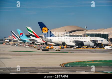 Los Angeles, États-Unis. 25 février 2020. Avions de diverses compagnies aériennes vus à l'aéroport international de Los Angeles. Crédit: Alex Tai/Sopa Images/Zuma Wire/Alay Live News Banque D'Images