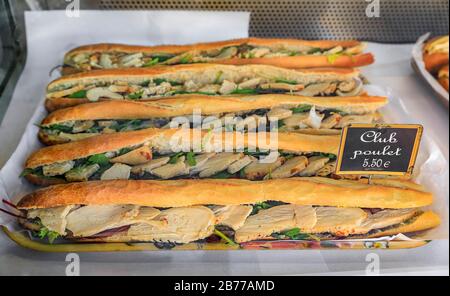 Une pile de sandwichs au club de poulet est exposée dans un magasin de sandwichs local à Nice, en France Banque D'Images