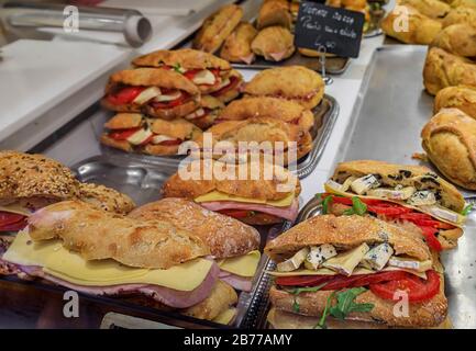 Sélection de sandwichs au jambon et au fromage, au fromage bleu, aux tomates et à l'augula, au salami et à d'autres personnes exposées dans un magasin de sandwichs local à Nice, France Banque D'Images