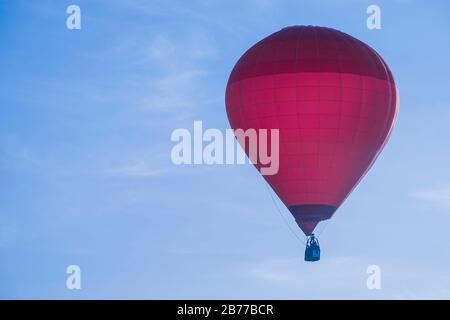 Un festival de montgolfière comprend des parapentes, des ballons à air chaud et d'autres formes de transports aériens. Le lancement du ballon à air chaud étant l'événement principal. Banque D'Images