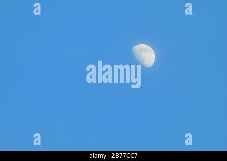 Lune sur ciel bleu jour, lune au ciel, la lune en soirée Banque D'Images