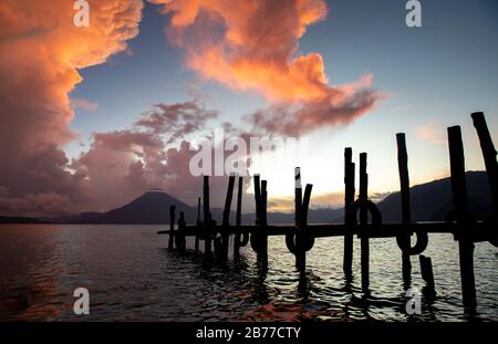 Coucher de soleil sur le lac Atitlan au Guatemala Banque D'Images