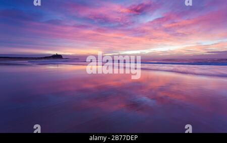 Un magnifique lever de soleil coloré à Nobbys Beach - Newcastle NSW Australie. Le littoral autour de la deuxième ville la plus ancienne d'Australie est incroyable. Banque D'Images