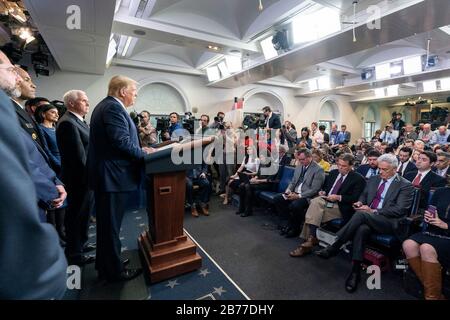 Washington, États-Unis D'Amérique. 9 mars 2020. Le président Donald J. Trump, accompagné du vice-président Mike Pence et des membres du Groupe de travail sur le coronavirus de la Maison Blanche, prononce des observations lors d'un exposé sur la mise à jour du coronavirus lundi 9 mars 2020 dans la salle d'information de presse James S. Brady de la Maison Blanche. Population : Le Président Donald Trump Crédit : Le Groupe Médias Sur Les Tempêtes/Alay Live News Banque D'Images