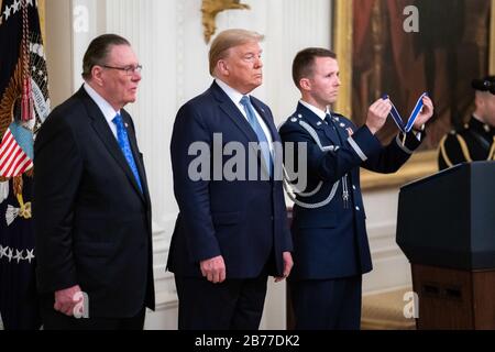 Washington, États-Unis D'Amérique. 10 mars 2020. Le président Donald J. Trump se tient avec le général de l'armée américaine à la retraite Jack Keane pour participer à la cérémonie de remise de la Médaille présidentielle de la liberté le mardi 10 mars 2020 dans la salle est du Peuple de la Maison Blanche : le président Donald Trump, Jack Keane Credit: Storms Media Group/Alay Live News Banque D'Images