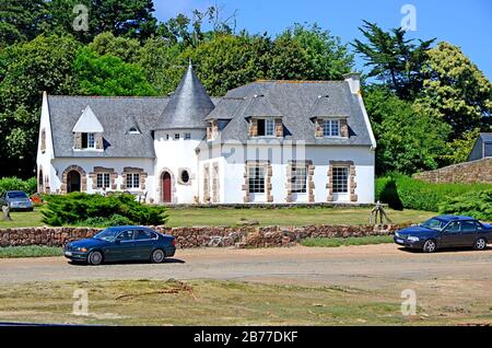 Grand château comme maison typique avec une petite tour en Bretagne, France. Motif breton Banque D'Images