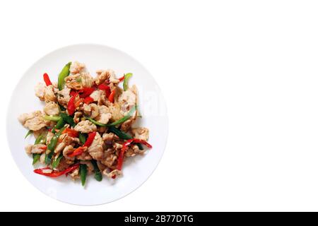 Nourriture épicée, piment, poivre sucré frit avec porc, pâte de piment friné avec porc, viande, porc salé avec huile de cuisson au piment et feuilles de basilic sur la merde Banque D'Images