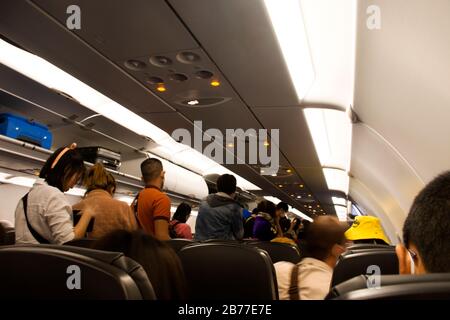 CHIANG mai, THAÏLANDE - 26 FÉVRIER : les passagers thaïlandais et étrangers attendent de sortir de l'avion alors que l'éclosion de Coronavirus COVID 19 et PM 2.5 situati poussière Banque D'Images