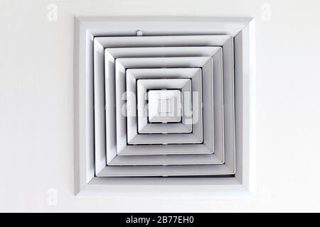 Conduit d'air au plafond blanc, conduit d'air en forme carrée, évent d'aération moderne climatiseur ou évent d'air au plafond blanc, conduit pour le chauffage de climatisation activé Banque D'Images