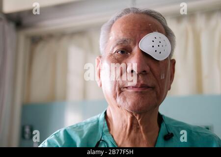 patient couvrant les yeux avec protection et plâtre médical après les yeux chirurgie de la cataracte à l'hôpital Banque D'Images