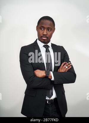 Homme d'affaires afro-américain confiant avec des bras repliés Banque D'Images