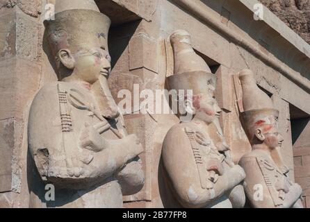 Statues d'Osiris sur les colonnes de la Colonnade du Nord dans le temple mortuaire d'Hatshepsut à Deir El Bahari Banque D'Images