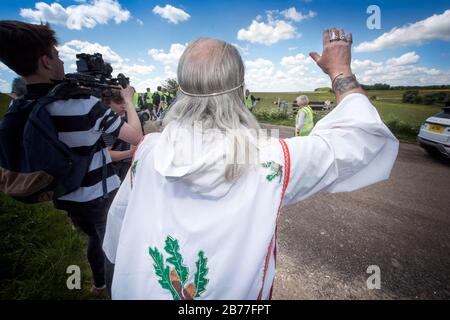 Arthur Pendragon près de Stonehenge lors d'une visite des inspecteurs et des parties intéressées en considérant le tunnel routier de l'A303 Banque D'Images