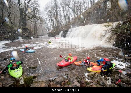 Les kayakistes se reposent dans la piscine de plongée après avoir fait du vélo le Sgwd y Pannwr tombe sur la rivière Mellte près de Pontnedfechan dans les Brecon Beacons, Pays de Galles Royaume-Uni Banque D'Images