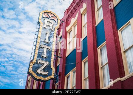 Brunswick, Géorgie, États-Unis - le 18 juillet 2012 : historique Ritz Theatre se connecter Old Town Brunswick sur une façade rouge et bleu brique. Banque D'Images