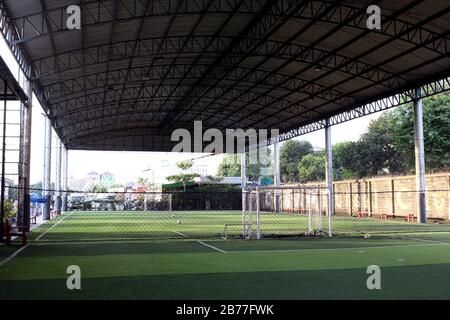 Terrain de football petit terrain de balle de futsal dans la salle de gym couverte, terrain de sport de football extérieur avec gazon artificiel Banque D'Images