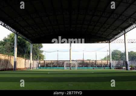 Terrain de football petit terrain de balle de futsal dans la salle de gym couverte, terrain de sport de football extérieur avec gazon artificiel Banque D'Images