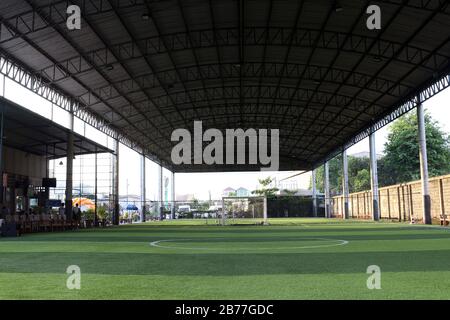 Terrain de football petit terrain de balle de futsal dans la salle de gym couverte, terrain de sport de football extérieur avec gazon artificiel Banque D'Images