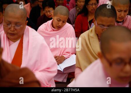 Katmandou, Népal. 14 mars 2020. Les religieuses bouddhistes participent à des prières rituelles pour les personnes touchées par le coronavirus et pour ceux qui ont perdu la vie en raison du virus priant pour la fin de COVID-19 à l'intérieur de Boudhanath Stupa à Katmandou, au Népal, le samedi 14 mars 2020. Crédit: Skanda Gautam/Zuma Wire/Alay Live News Banque D'Images