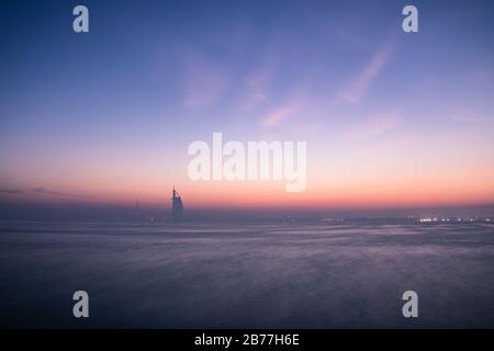 Des couleurs d'aube au-dessus du paysage urbain de Jumeirah district de Dubaï en une journée chamateuse. Palm Jumeirah, Dubaï, Émirats arabes Unis. Banque D'Images