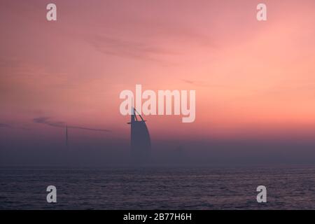 Des couleurs d'aube au-dessus du paysage urbain de Jumeirah district de Dubaï en une journée chamateuse. Palm Jumeirah, Dubaï, Émirats arabes Unis. Banque D'Images