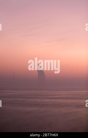 Des couleurs d'aube au-dessus du paysage urbain de Jumeirah district de Dubaï en une journée chamateuse. Palm Jumeirah, Dubaï, Émirats arabes Unis. Banque D'Images