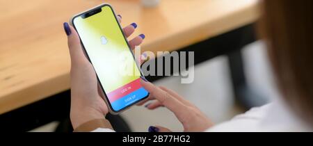 CHIANG mai, THAÏLANDE - 13 MARS 2020 : femme tenant iPhone avec écran Snapchat. Snapchat est une application de messagerie mobile Banque D'Images